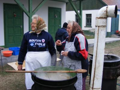 Hagyományõrzõ disznóvágás