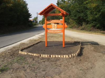 Virágültetés a köszöntő táblákhoz