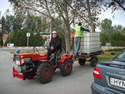 Virágültetés a köszöntõ táblákhoz
