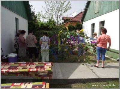 Tavaszköszöntõ "batyus majális"