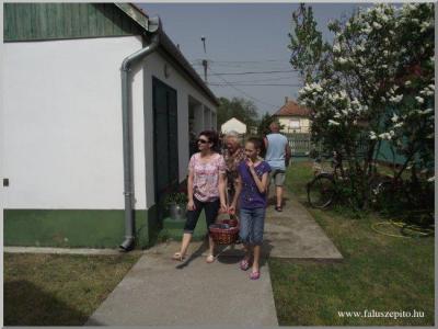Tavaszköszöntő "batyus majális"
