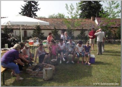 Tavaszköszöntő "batyus majális"